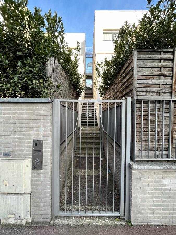 Modern And Bright Apartment Near Paris Ла-Курнев Екстер'єр фото